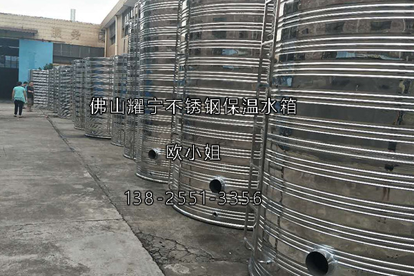 耀宁不锈钢水箱厂家-带梯子水箱出货区