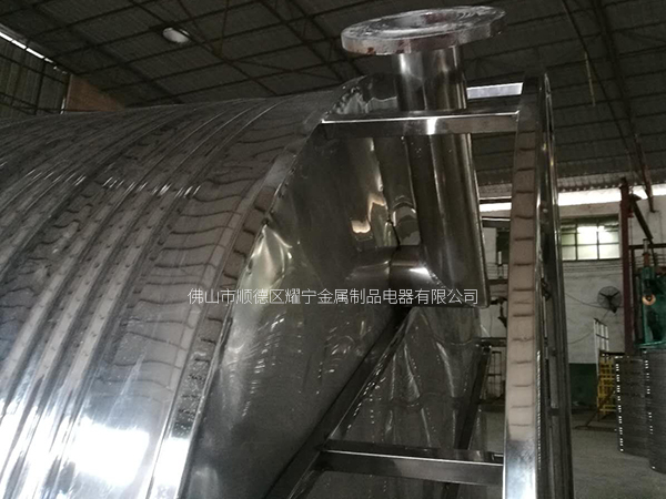 广州番禺不锈钢圆形水箱，圆柱异形孔